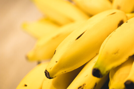 Bananas na fruteira de cor preta. A banana da imagem no Brasil é conhecida por banana prata. Alimento, fruta, amarela, vitamina.