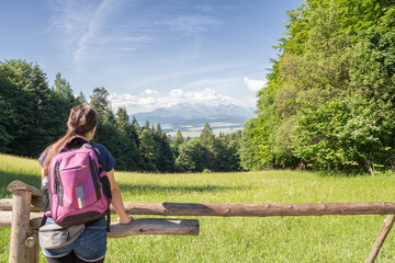 turystka patrzy na góry © Marcin