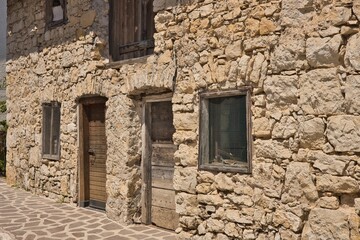Casa rustica facciata in pietra  a vista con porta e finestre