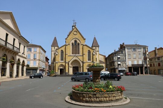 La place Saint Philibert, village de Charlieu, d&eacute;partement de la Loire, France