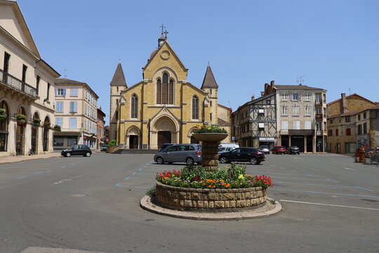 La place Saint Philibert, village de Charlieu, d&eacute;partement de la Loire, France