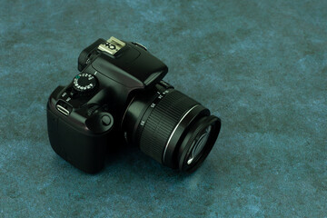 Camara fotográfica Reflex DSLR en fondo abstracto oscuro. Concepto de tecnología