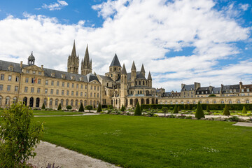 Fototapeta na wymiar Vue sur l'Abbaye-aux-Hommes et l'Hôtel de Ville de Caen depuis l'Esplanade Jean-Marie Louvel