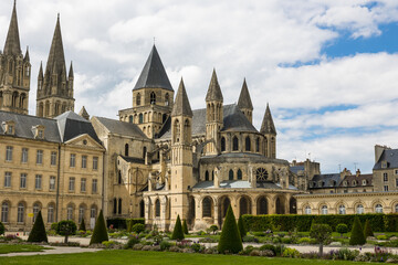 Vue sur l'Abbaye-aux-Hommes et l'Hôtel de Ville de Caen depuis l'Esplanade Jean-Marie Louvel