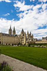 Obraz premium Vue sur l'Abbaye-aux-Hommes et l'Hôtel de Ville de Caen depuis l'Esplanade Jean-Marie Louvel