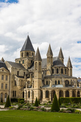 Fototapeta na wymiar Vue sur l'Abbaye-aux-Hommes et l'Hôtel de Ville de Caen depuis l'Esplanade Jean-Marie Louvel