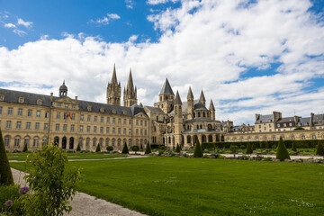 Fototapeta premium Vue sur l'Abbaye-aux-Hommes et l'Hôtel de Ville de Caen depuis l'Esplanade Jean-Marie Louvel