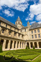Fototapeta na wymiar Cloître de l'Abbaye-aux-Hommes à Caen