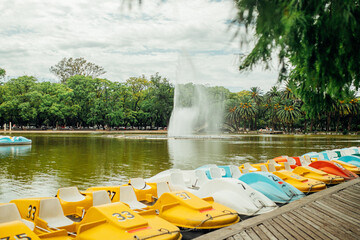 Lago artificial en un parque argentino