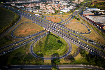 Vista aérea da rodovia Dom Pedro em Campinas, São Paulo. Imagem com carros, rodovia e...