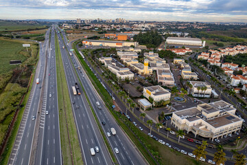 Vista aérea da rodovia Dom Pedro em Campinas, São Paulo. Imagem com carros, rodovia e intersecção. 
