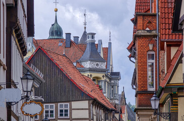 Fototapeta premium Historische Häuser und Dächer der Marktstraße in der Altstadt von Hameln