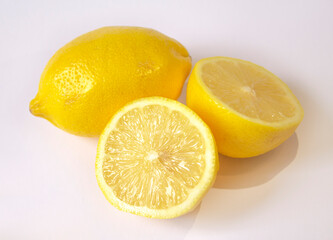 whole lemons and sliced lemons