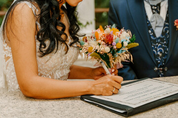 Signing nuptial agreement
