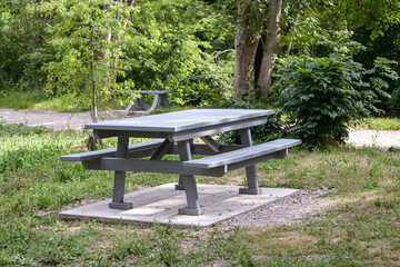 Table de pique-nique dans un parc