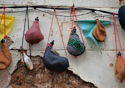 botas de vino colgadas en una pared