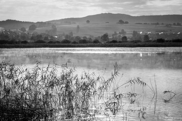 lac de Remoray dans le Doubs en Franche Comté à l'aube avec une brume automnale