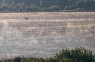 lac de Remoray dans le Doubs en Franche Comté à l'aube avec une brume automnale