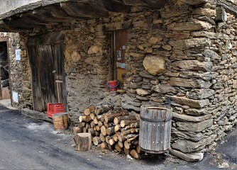 casa de piedra de una aldea semiabandonada  © Anna