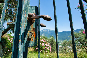 rostiges Metalltor mit Schloss