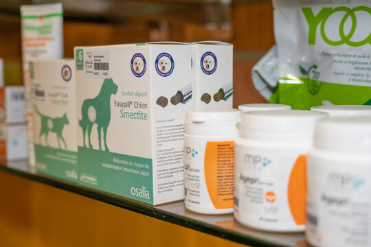 M&eacute;dicaments pour animaus sur une &eacute;tag&egrave;re de v&eacute;t&eacute;rinaire