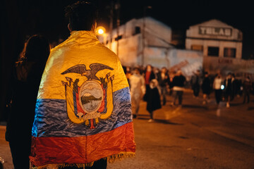 Quito, Ecuador; 15 de junio de 2022: Manifestantes se trasladan a la capital de Ecuador para sumarse al paro nacional. - obrazy, fototapety, plakaty
