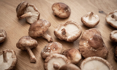 Shitake Pilze auf Holztisch