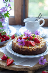 Torta di fragole decorata con fragole fresche e fiori di malva