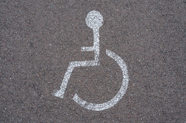 Logo place handicapée au sol sur le bitume - obrazy, fototapety, plakaty