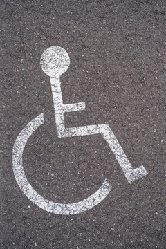 place handicap&eacute;e indiqu&eacute;e au sol sur l'aphalte