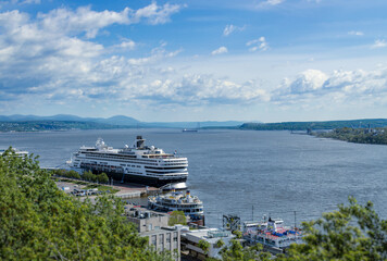 Obraz premium Cruise ship in Quebec City harbour with blue and cloudy skies at the background