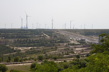 Braunkohle Tagebau mit Blick Auf Kraftwerk und Windräder