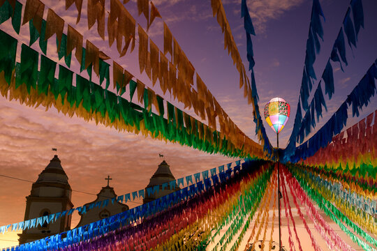 balão decorativo iluminado e bandeiras coloridas da festa junina no brasil