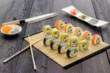 Shushi con cuchillo tradicional japonés