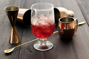 Coctel rojo con fondo de madera