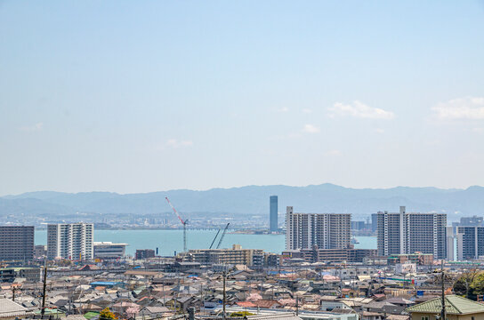 滋賀県の琵琶湖と大津市の都市風景