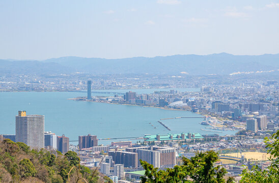 滋賀県の琵琶湖と大津市の都市風景