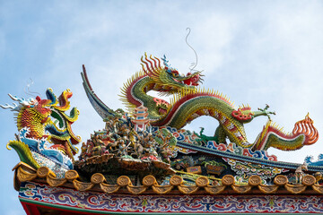 Fototapeta na wymiar 中華街の建物の門にあるカラフルな装飾 