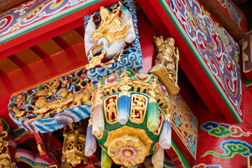 Obraz premium 中華街の建物の門にあるカラフルな装飾 