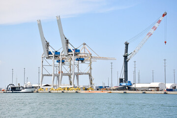 Obraz premium Shipping container cranes at the port in Cape Canaveral, Florida