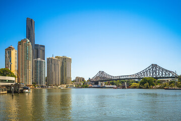 Naklejka premium brisbane with story bridge in australia at night