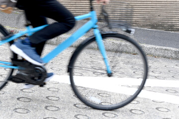 Fototapeta premium 坂道を降る自転車