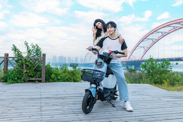 Obraz premium Couples travel in electric bicycle