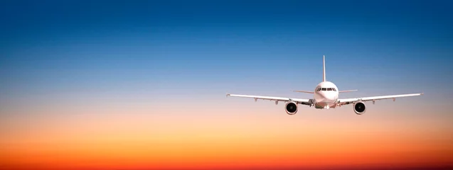 Rolgordijnen er vliegt een passagiersvliegtuig © AlenKadr