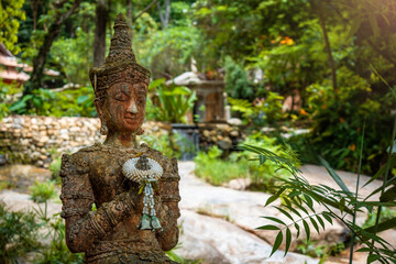 Estatua de piedra de templo budista perdido en la montaña. Wat Phra Lat, en ciudad de Chiang Mai, Tailandia