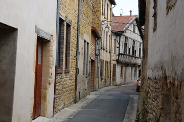 Fototapeta na wymiar Rue typique dans le village, ville de Charlieu, département de la Loire, France