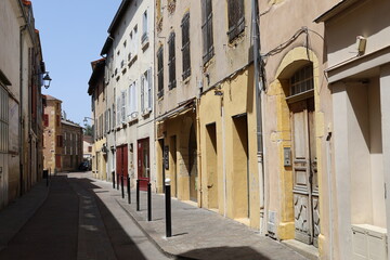 Rue typique dans le village, ville de Charlieu, d&eacute;partement de la Loire, France