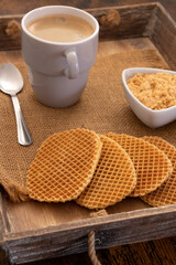 une tasse de café et gaufres au brownie sur un plateau en bois