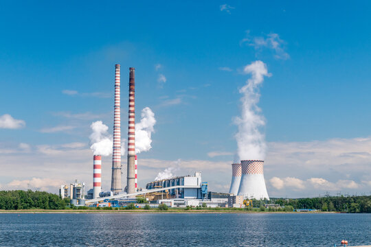 Coal-fired power plant on the lake. © Robson90