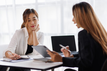 Obraz premium Cropped shot of Asian Business woman diverse coworkers working together in the boardroom, brainstorming, discussing, and analyzing business report strategy collaboration.